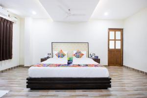 Ένα ή περισσότερα κρεβάτια σε δωμάτιο στο FabHotel The Sky