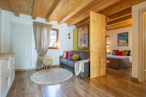 un soggiorno con un divano e un letto di Borgo Fantino - Alpen Suite - Grand Maison a Limone Piemonte Altre 25 foto