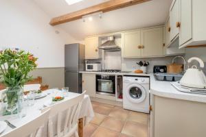 Η κουζίνα ή μικρή κουζίνα στο East Green Farm Cottages - Gardeners Cottage