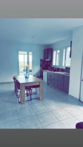 TV a/nebo společenská místnost v ubytování Grand Appartement vals les bains