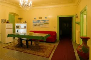 un soggiorno con un divano rosso e un tavolo di Sole Rosso Acquario Rooms a Genova