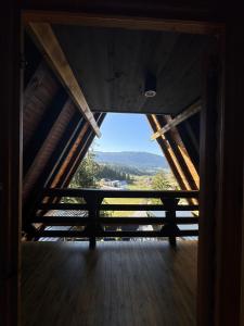 ヴラシチにあるApartments A Vlasicの窓付きの建物内側からの景色