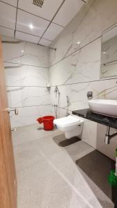 une salle de bains avec lavabo et toilettes dans l'établissement KRUSHNA Boarding And Lodging, à Belmannu 17 autres photos