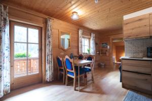 une salle à manger avec une table et des chaises dans l'établissement apart strolz, à Sankt Anton am Arlberg