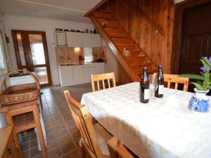 una cucina e una sala da pranzo con tavolo e sedie di Luxury Villa near Forest in Hlavice Czech Republic a Všelibice