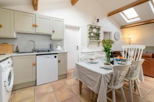 Η κουζίνα ή μικρή κουζίνα στο East Green Farm Cottages - Gardeners Cottage +37 φωτογραφίες