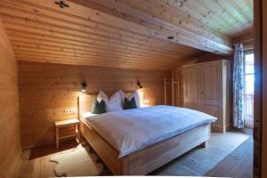 une chambre avec un lit dans une pièce en bois dans l'établissement apart strolz, à Sankt Anton am Arlberg