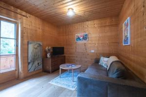 un salon avec un canapé et une table dans l'établissement apart strolz, à Sankt Anton am Arlberg