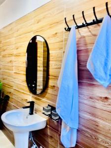 BwebajjaにあるToria Homesの洗面台と鏡のあるバスルーム +6枚の写真