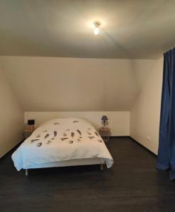 a bedroom with a white bed with birds on it at Belle chambre et salle de bain privée in Blotzheim