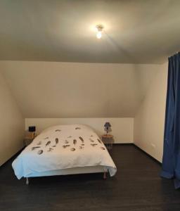 a bedroom with a white bed with birds on it at Belle chambre et salle de bain privée in Blotzheim