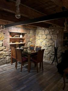Un comedor con mesa y sillas de madera. en Cozy Spot, en Kutaisi 23 fotos más