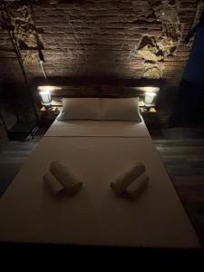 Una cama con dos almohadas y dos luces. en Cozy Spot, en Kutaisi