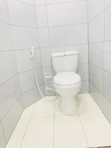 Un baño con un inodoro blanco en una habitación. en Wijethunga family holiday resort, en Anuradhapura