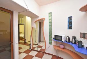 エレバンにあるHotel Costaのカウンター付きの部屋