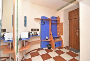 エレバンにあるHotel Costaの青い棚とドアのある部屋
