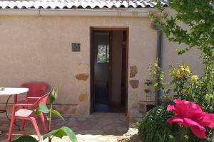 an open door of a house with a table and chairs at Vivienda de Turismo Rural Granja La Lomica in Ladruñán