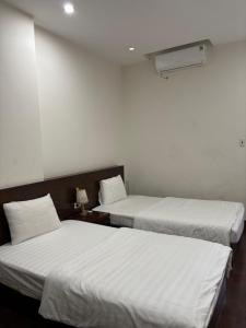 Postel nebo postele na pokoji v ubytování Daisy Apartment & Hotel Cẩm Phả