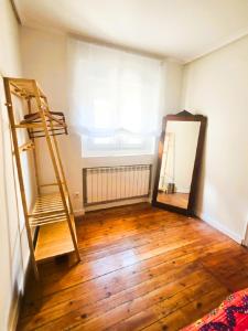 a room with a wooden floor and a ladder at Apartamento Puerta Herradura, pleno centro Haro in Haro