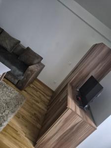 una vista aérea de una sala de estar con sofá y TV en Maki Aki Apartman, en Jagodina