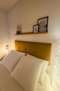 a bedroom with a white bed with a yellow headboard at Apartamento Puerta Herradura, pleno centro Haro in Haro