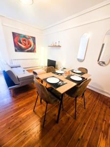 a dining room with a table and a couch at Apartamento Puerta Herradura, pleno centro Haro in Haro