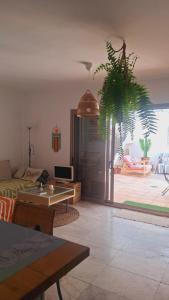 a living room with a couch and a table at Casa Cactus in Cotillo