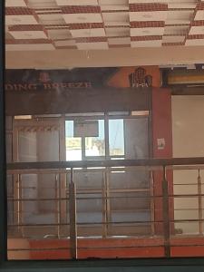 een blik op de binnenkant van een treinstation bij Hotel navneet in Bahādrābād