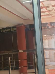 een weerspiegeling van een man in een spiegel in een kamer bij Hotel navneet in Bahādrābād