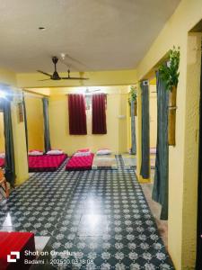 Postel nebo postele na pokoji v ubytování Fortune Dormitory Stay