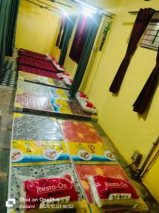 Postel nebo postele na pokoji v ubytování Fortune Dormitory Stay