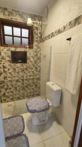 a bathroom with a toilet and a window at Refugio na Natureza in Santo Antônio do Pinhal