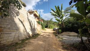 a dirt road next to a brick wall at Refugio na Natureza in Santo Antônio do Pinhal
