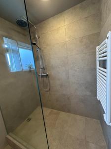 Ένα μπάνιο στο Modern and Spacious apartment in heart of Akureyri - Birta Rentals +22 φωτογραφίες