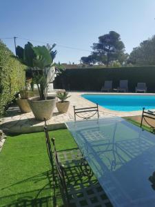 Hồ bơi trong/gần Maison Raphaël