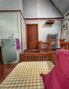 Ban Nam Tok Mae KlangPrivate Forest Cottage in Near Chiang Mai的配有冰箱和桌子的客厅