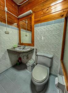 Ban Nam Tok Mae KlangPrivate Forest Cottage in Near Chiang Mai的带马桶和水槽的浴室 更多6张照片