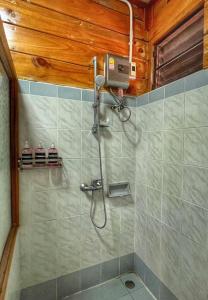 Ban Nam Tok Mae KlangPrivate Forest Cottage in Near Chiang Mai的带淋浴喷头的浴室