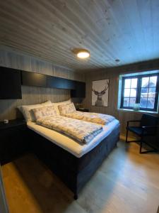a bedroom with a large bed in a room at Hovden Alpin Lodge Appartement in Bykle