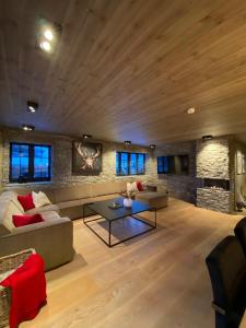 a living room with a couch and a table at Hovden Alpin Lodge Appartement in Bykle