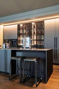 O bucătărie sau chicinetă la Brianza Bliss - Penthouse with Sauna & Views