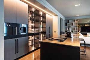 O bucătărie sau chicinetă la Brianza Bliss - Penthouse with Sauna & Views