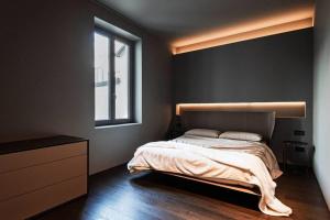 Un pat sau paturi într-o cameră la Brianza Bliss - Penthouse with Sauna & Views