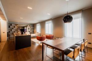 O bucătărie sau chicinetă la Brianza Bliss - Penthouse with Sauna & Views +18 fotografii