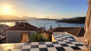 Una vista de un puerto desde una casa con suelo cuadriculado. en Summer Dream, en Poros