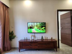 TV/trung tâm giải trí tại Premium 1BHK Urban Stay - Pool, Gym & Modern Comforts Near Candolim Beach