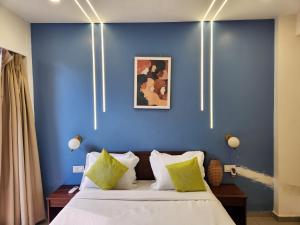 Giường trong phòng chung tại Premium 1BHK Urban Stay - Pool, Gym & Modern Comforts Near Candolim Beach