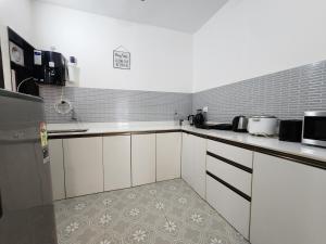 Nhà bếp/bếp nhỏ tại Premium 1BHK Urban Stay - Pool, Gym & Modern Comforts Near Candolim Beach