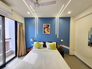 Giường trong phòng chung tại Premium 1BHK Urban Stay - Pool, Gym & Modern Comforts Near Candolim Beach +43 ảnh