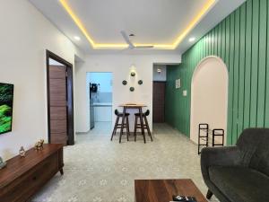 Khu vực ghế ngồi tại Premium 1BHK Urban Stay - Pool, Gym & Modern Comforts Near Candolim Beach